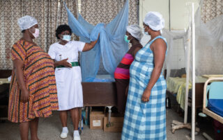 Midwife Edith Asare explains to pregnant women in Ghana how to hang a bed net. Photo credit: Emmanuel McArthur, VectorLink